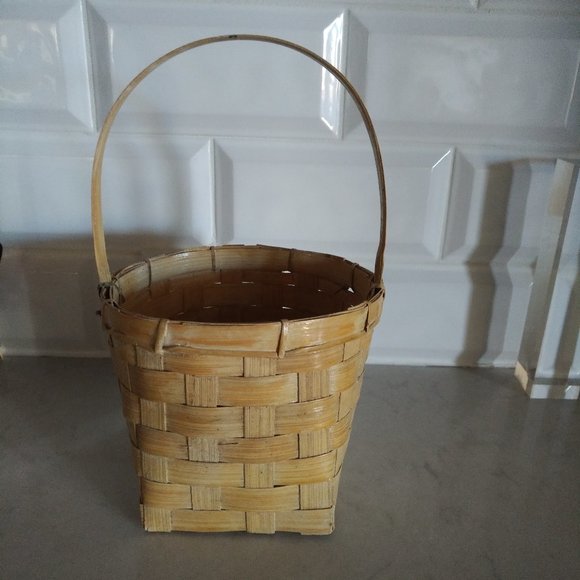 BRAND NEW BROWN WICKER BASKET WITH HANDLE AND HAND-PAINTED ANGEL ON FRONT - Picture 4 of 8